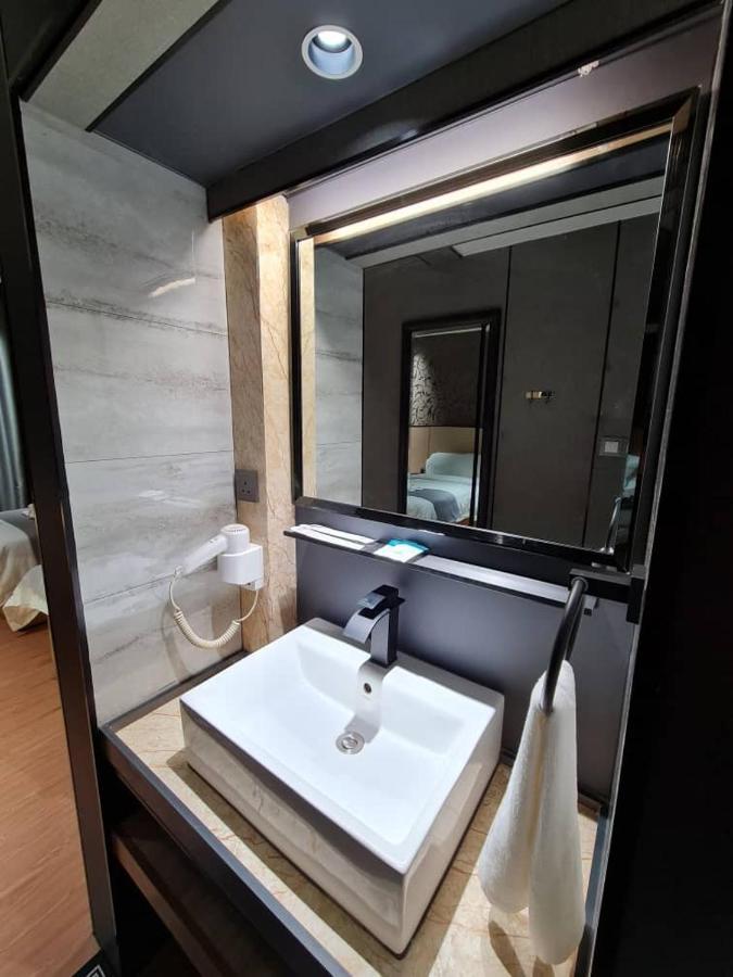 Extreme Boutique Hotel Keluang Ngoại thất bức ảnh