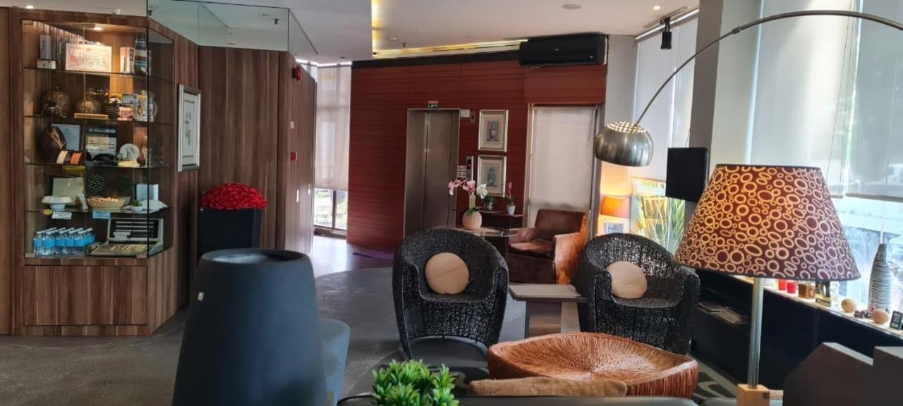 Extreme Boutique Hotel Keluang Ngoại thất bức ảnh
