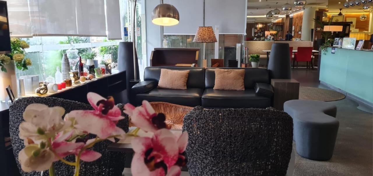 Extreme Boutique Hotel Keluang Ngoại thất bức ảnh